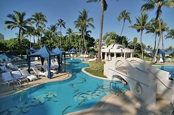 Pool Area at the Fairmont Kea Lani Resort<br>(Photo courtesy of HotelsCombined.com)