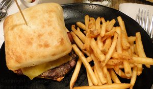 Picture of bacon cheeseburger at the Hula Grill Maui in Whaler's Village.