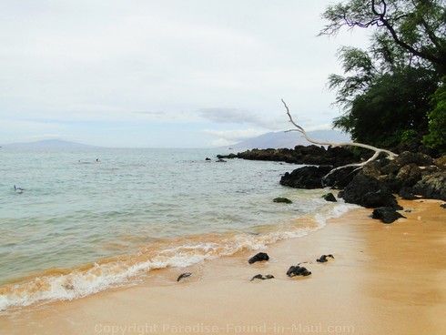 Picture of people snorkeling in Maui at Maluaka Beach in Makena.