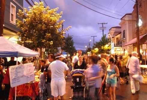 Picture of crowd at Wailuku First Friday, Maui, Hawaii.