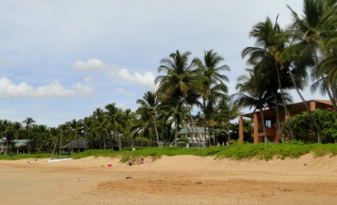 Picture of expensive homes on Keawakapu Beach, Wailea, Maui, Hawaii.
