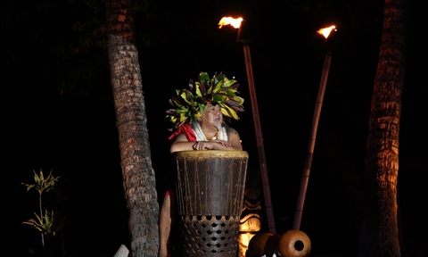 Picture of a man performing at a luau in Maui.