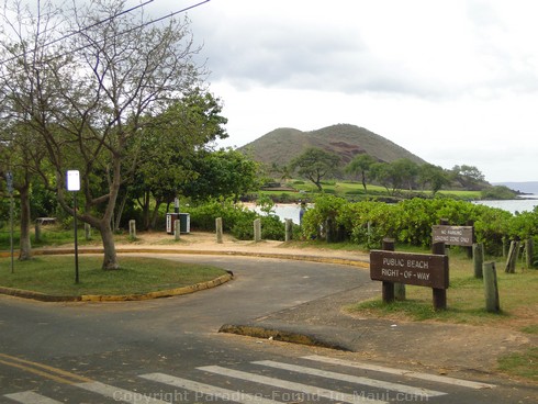 Picture of loading area for Maluaka Beach, Maui, Hawaii.